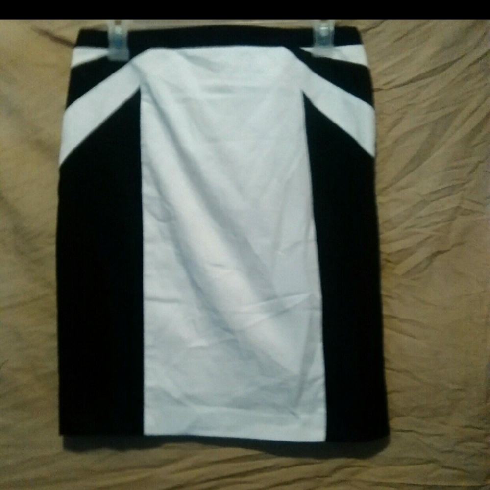 Nwts Express black and white above the knee skirt